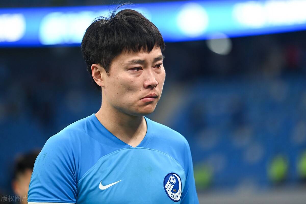 爱游戏官方-包含大连一方球员展现出色表现，全力冲刺前进的词条