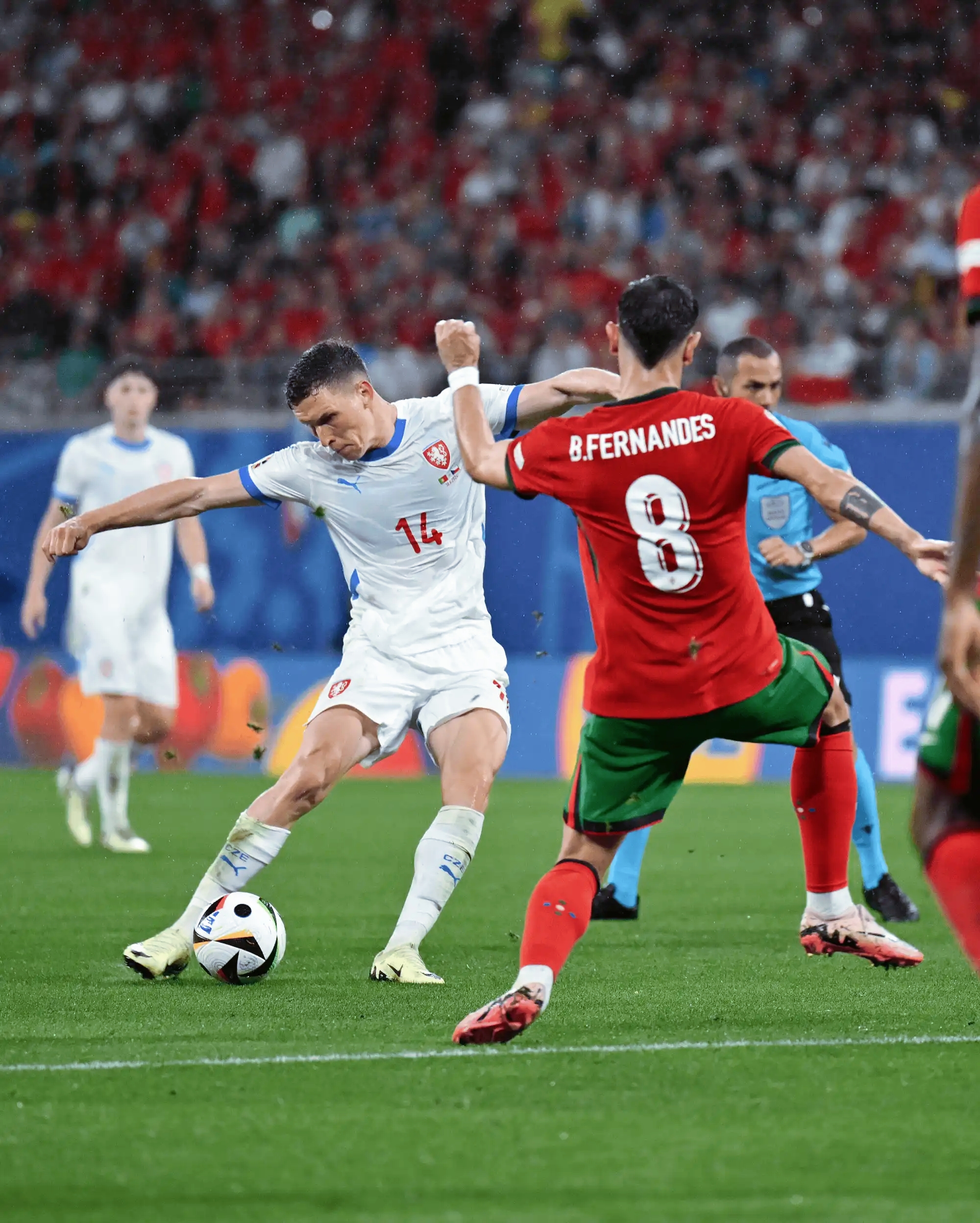 包含欧洲国家队比赛呈现火爆战况，赛事精彩不断的词条