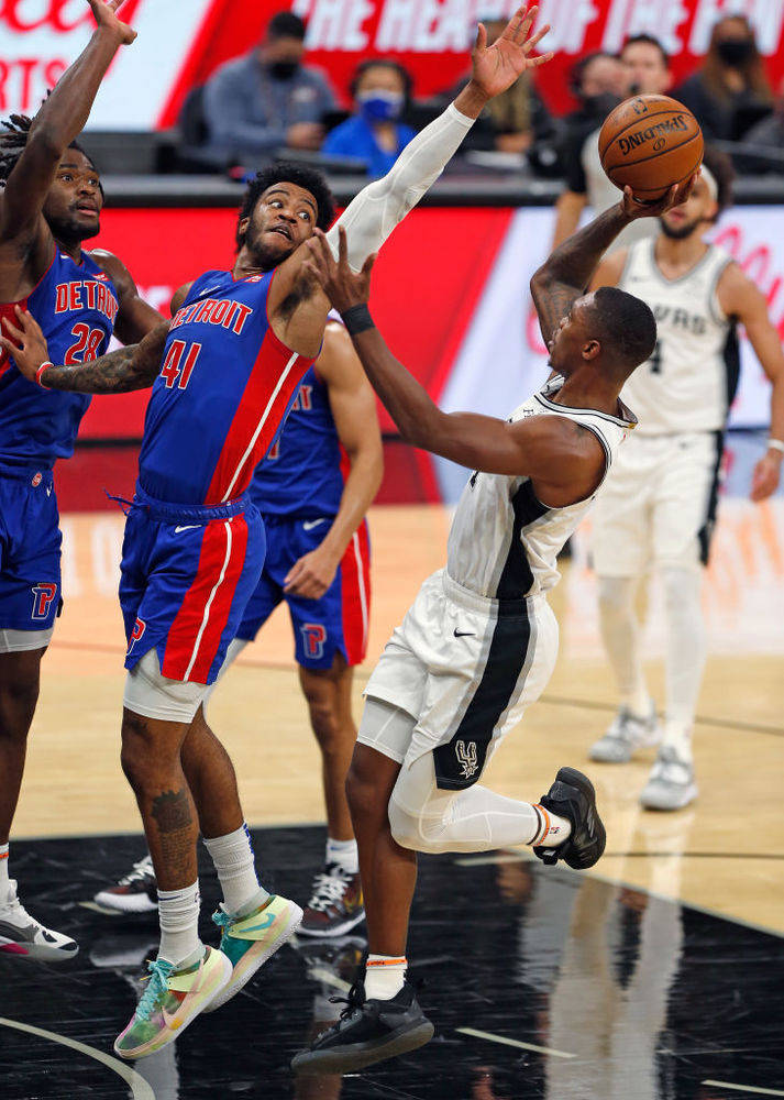 爱游戏在线-活塞战胜马刺开启季后赛之旅的简单介绍