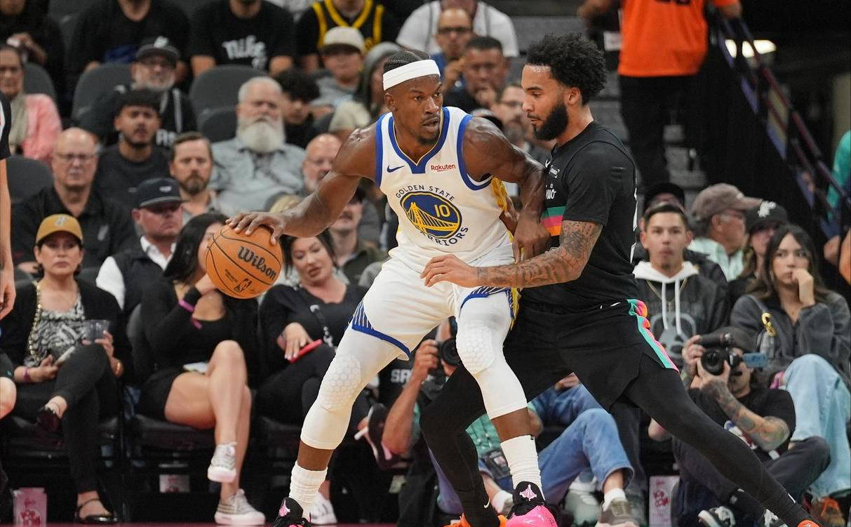 勇士外线投篮高效，逆转比赛获胜