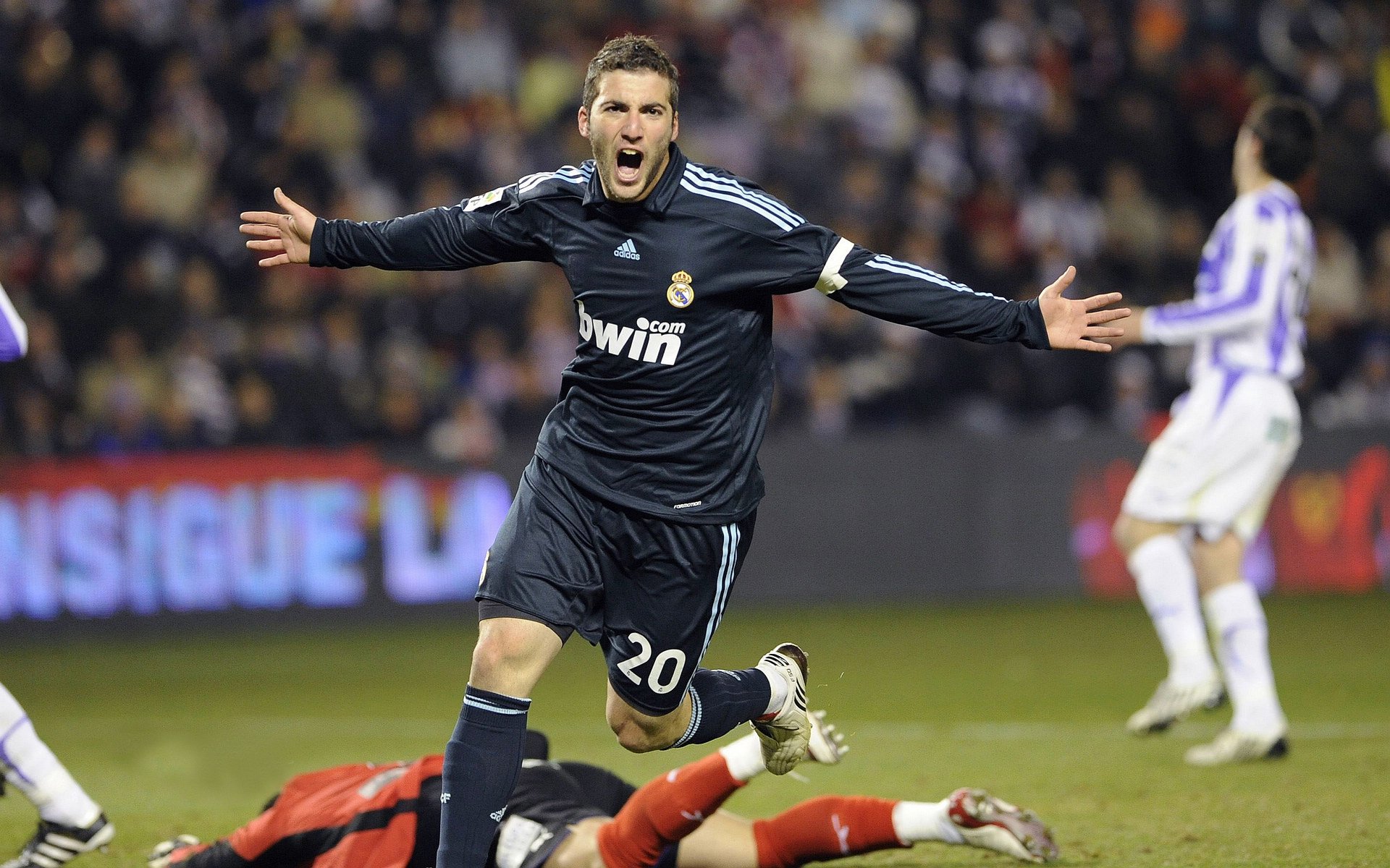 黄喜灿西决生死战接管比赛，洪都拉斯完胜塞维利亚的战术启示