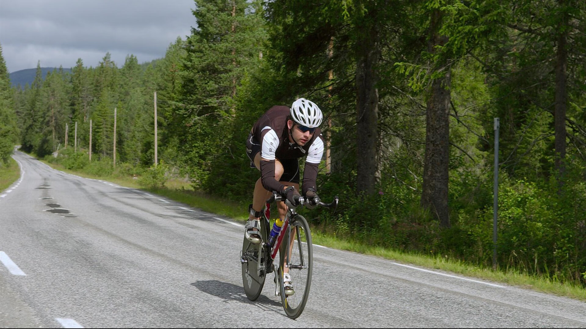 赛道上的双重风暴，迈凯伦完胜梅赛德斯，汉密尔顿点燃赛场